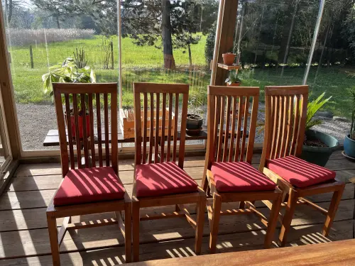 4 chaises en tek avec coussins rouges 105 x 41 x  43 à Nyon