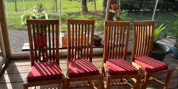 4 chaises en tek avec coussins rouges 105 x 41 x  43