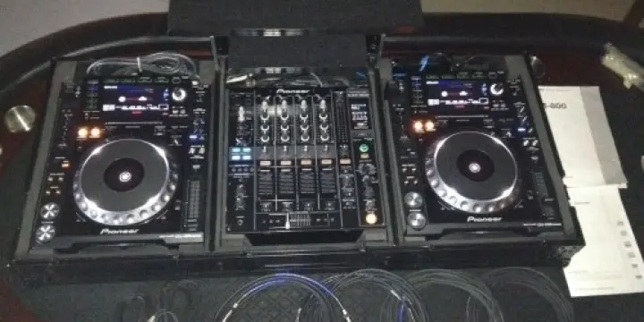2-Cdj 2000 Nexus, DJM 800 Pioneer Pro DJ