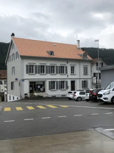 Boutique avec vitrine, 1ère location, 1 mois offert à Saint-Imier