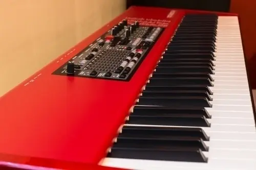 Piano de scène Nord Electro 4 HP 73 état à Valais