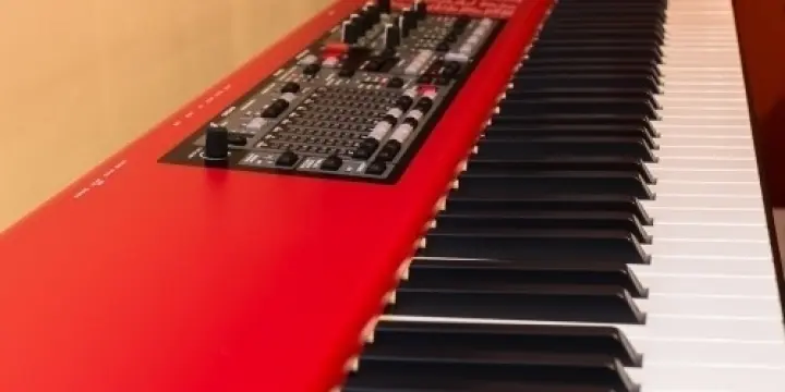 Piano de scène Nord Electro 4 HP 73 état