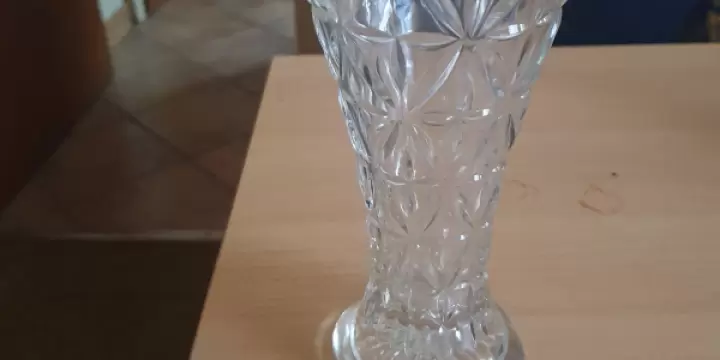 un joli vase d'une hauteur de 18 cm