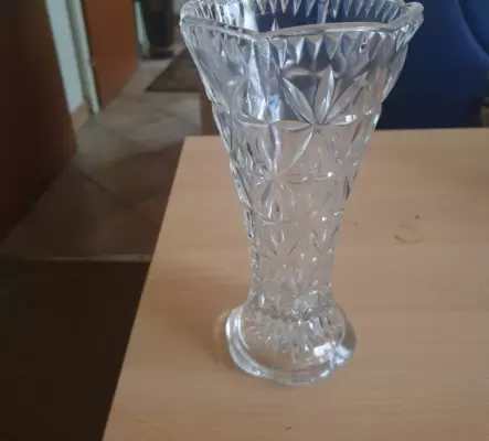 un joli vase d'une hauteur de 18 cm