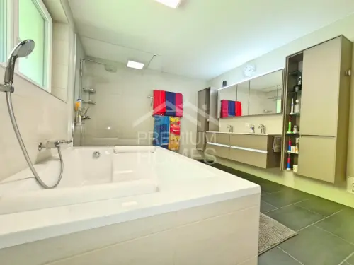 Villa de 8.5 pièces. En parfait état, clés en main à Renan