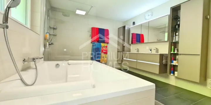 Villa de 8.5 pièces. En parfait état, clés en main