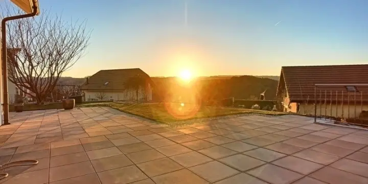 Villa parfaitement entretenue et son grand studio 2 pièces à vendre!