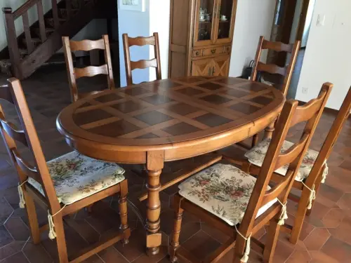 Table avec 2 rallonges et 6 chaises à Rossemaison