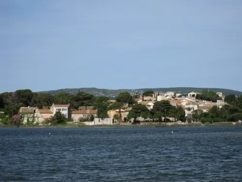 France : maison en pierre avec garage à Peyriac de mer
