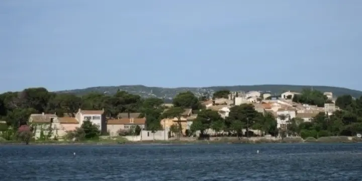 France : maison en pierre avec garage