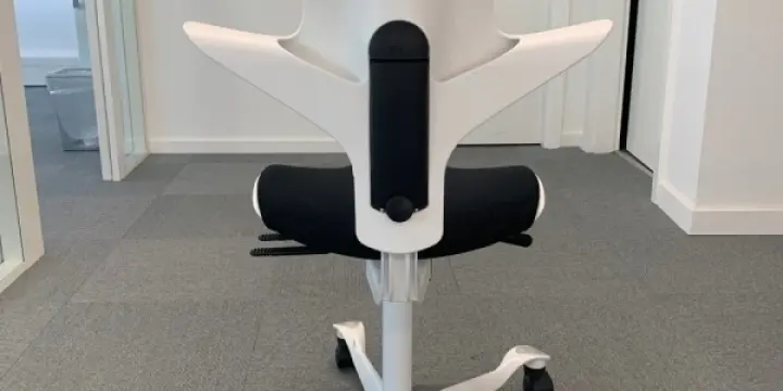 CHAISES NOIRES BLANCHES