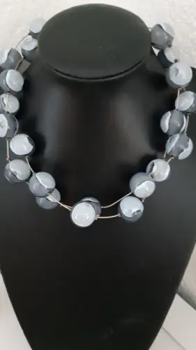 Collier perles à La Chaux-de-Fonds