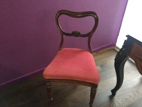 Chaise ancienne à Attalens