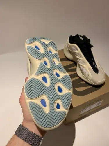 ADIDAS Yeezy Boost 700 V3 à renens