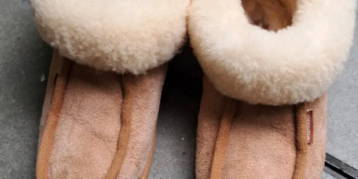 Pantoufles Lena Shepherd (vraie laine mouton)