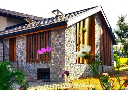 CHARMANTE MAISON VILLAGEOISE NEUVE ET ÉCOLOGIQUE, AVEC JARDIN ET PARKINGS