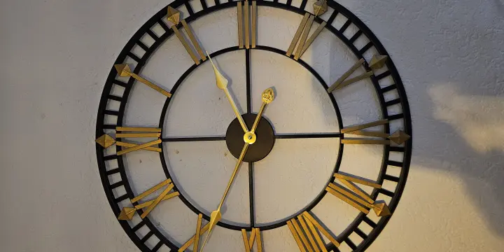 Horloge noir et dorée