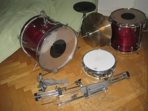URGENT,pour cause départ,vends batterie  à Sion
