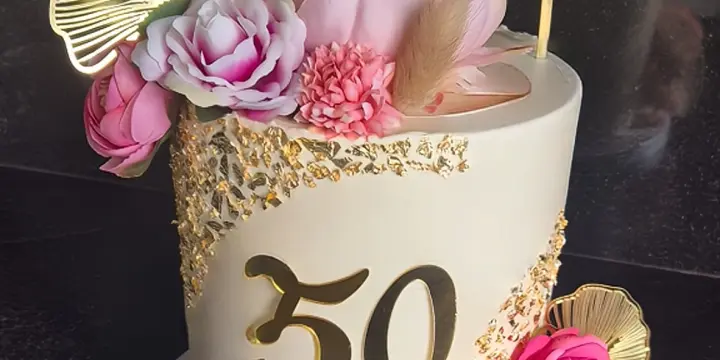 Layer Cakes personnalisés pour anniversaires, mariages et événements – Les Délices de Jess