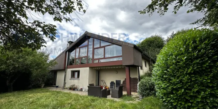 Jolie maison avec jardin d'hiver idéalement située