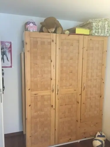 Armoire couleur bois  à Neuchâtel