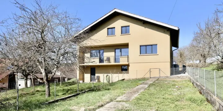 Maison rénovée de 5.5 pièces dans le village du Coeuve