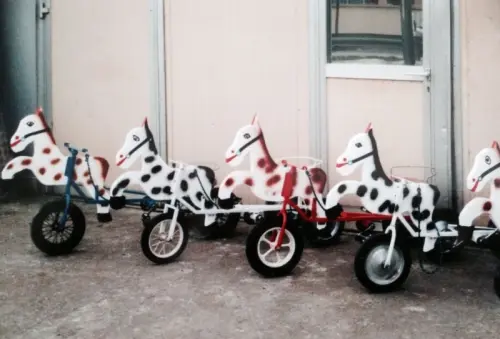 A vendre vélos et petits chevaux à pédales (3 roues) à Panex