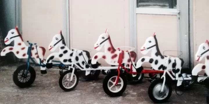 A vendre vélos et petits chevaux à pédales (3 roues)