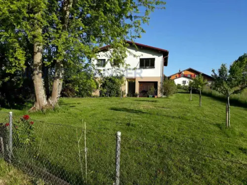 Charmante maison de 4.5 pièces avec piscine semi-enterrée à Montignez