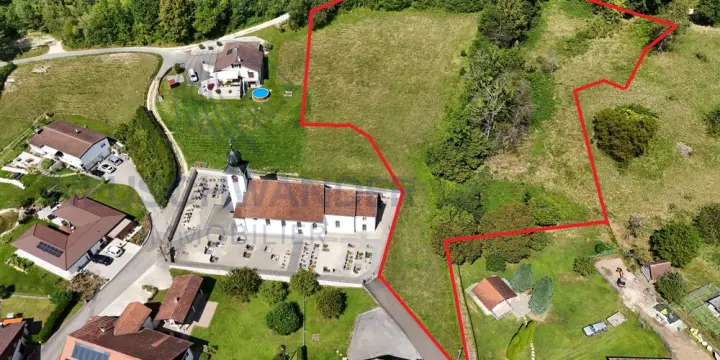 Terrain à bâtir idéalement situé en bordure de village au calme assuré