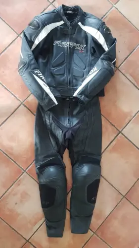 tenu de motard, veste et pantalon à Riaz
