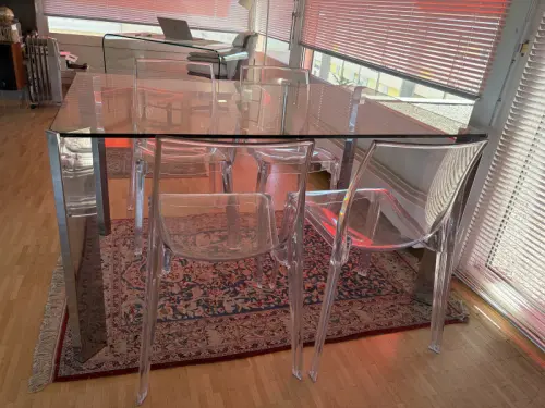 Table en verre trempé avec chaises en polycarbonate à Genève