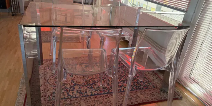 Table en verre trempé avec chaises en polycarbonate