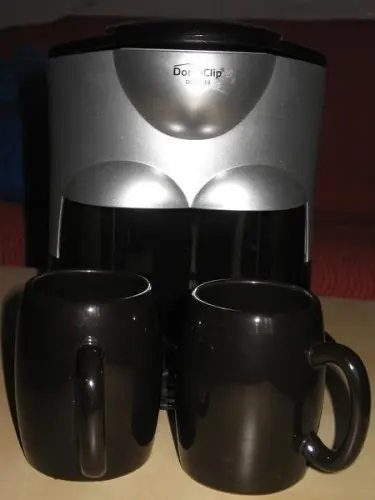 Cafetière avec deux tasses à taverny