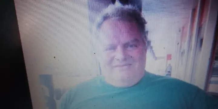 je recherche un homme  pour vendre mes deux orifice