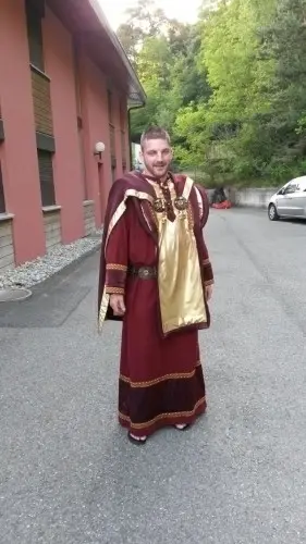 Costume de guggen bordeaux à Ménières
