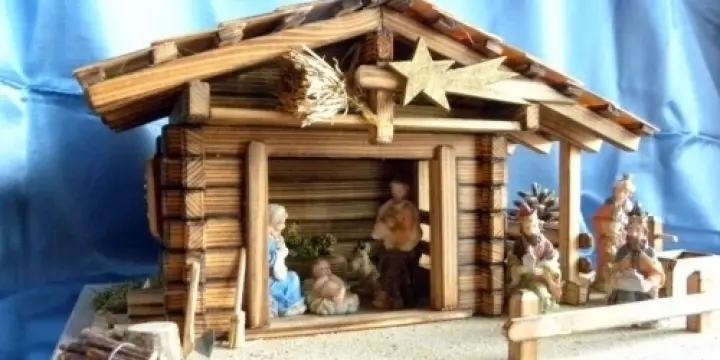 Crèche de Noël artisanale en bois brûlé