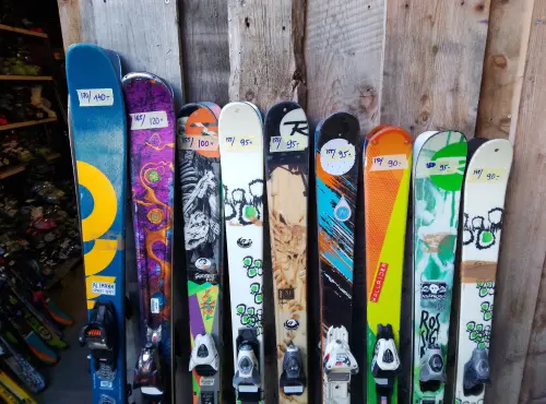 Plus de 600 paires de skis, boots, snowboard, casques, bâtons d'occasion pas cher - Ou ça ?