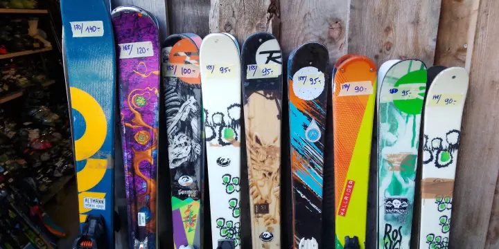 Plus de 600 paires de skis, boots, snowboard, casques, bâtons d'occasion pas cher - Ou ça ?