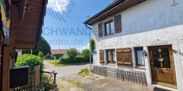 Erleben Sie die Sanftheit der Jura-Landschaft, gemütlich und hell