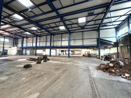 Sur un site industriel, grands espaces à louer pour dépôt ou atelier à St-Ursanne