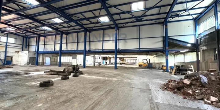 Sur un site industriel, grands espaces à louer pour dépôt ou atelier