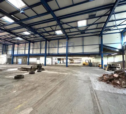 Sur un site industriel, grands espaces à louer pour dépôt ou atelier