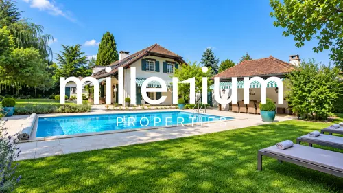 Maison de style classique avec piscine au coeur d'un magnifique jardin