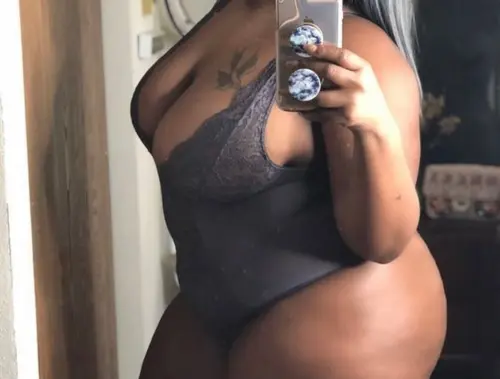 jeune femme noire bbw à geneve
