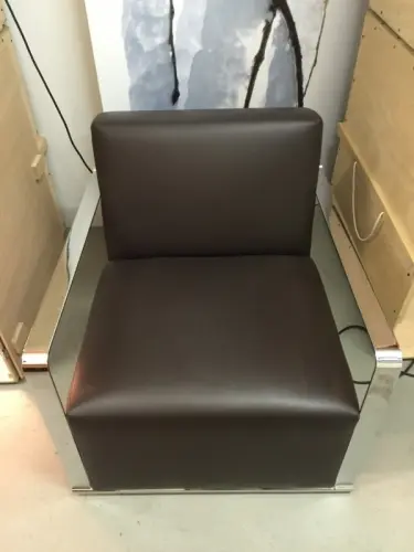1 Fauteuil en cuir brun foncé à Chêne-Bourg