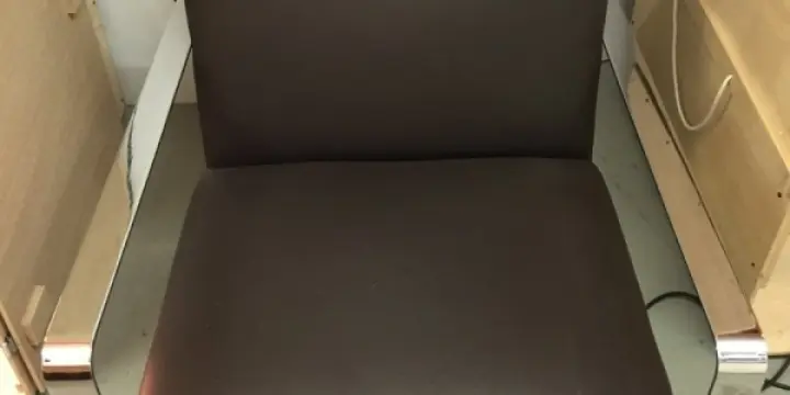 1 Fauteuil en cuir brun foncé