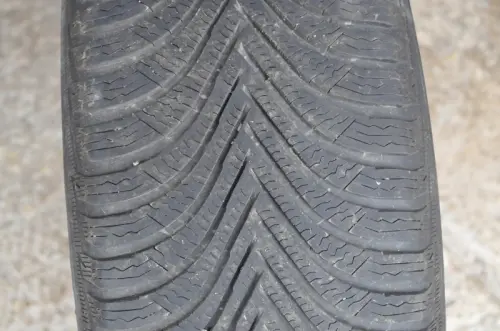 4 pneus Michelin Alpine sur jantes alu à la chaux du milieu