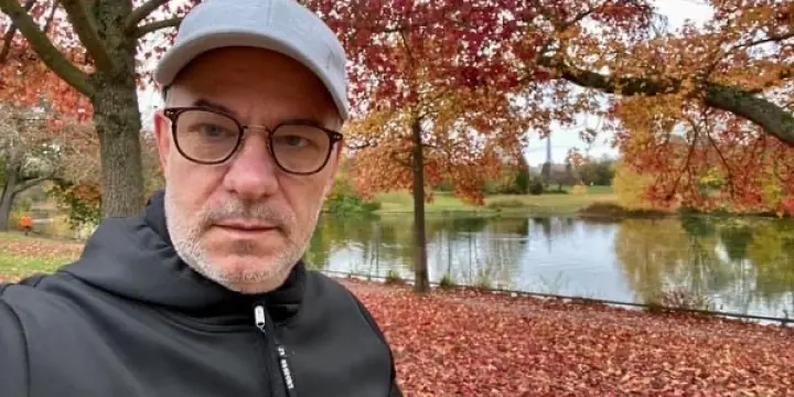 Je vous laisse me découvrir.