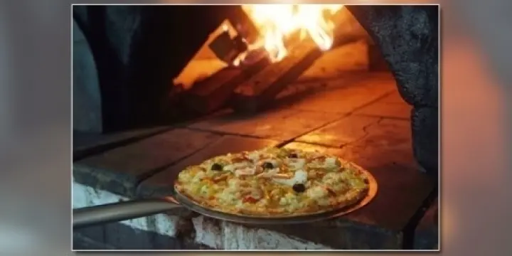 Pizza au feu de bois, sèche au lard